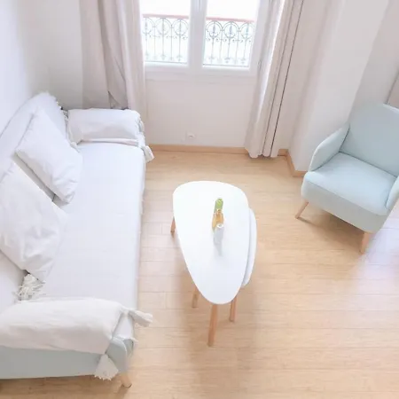 Luminous Love Nest Near Belleville Apartment